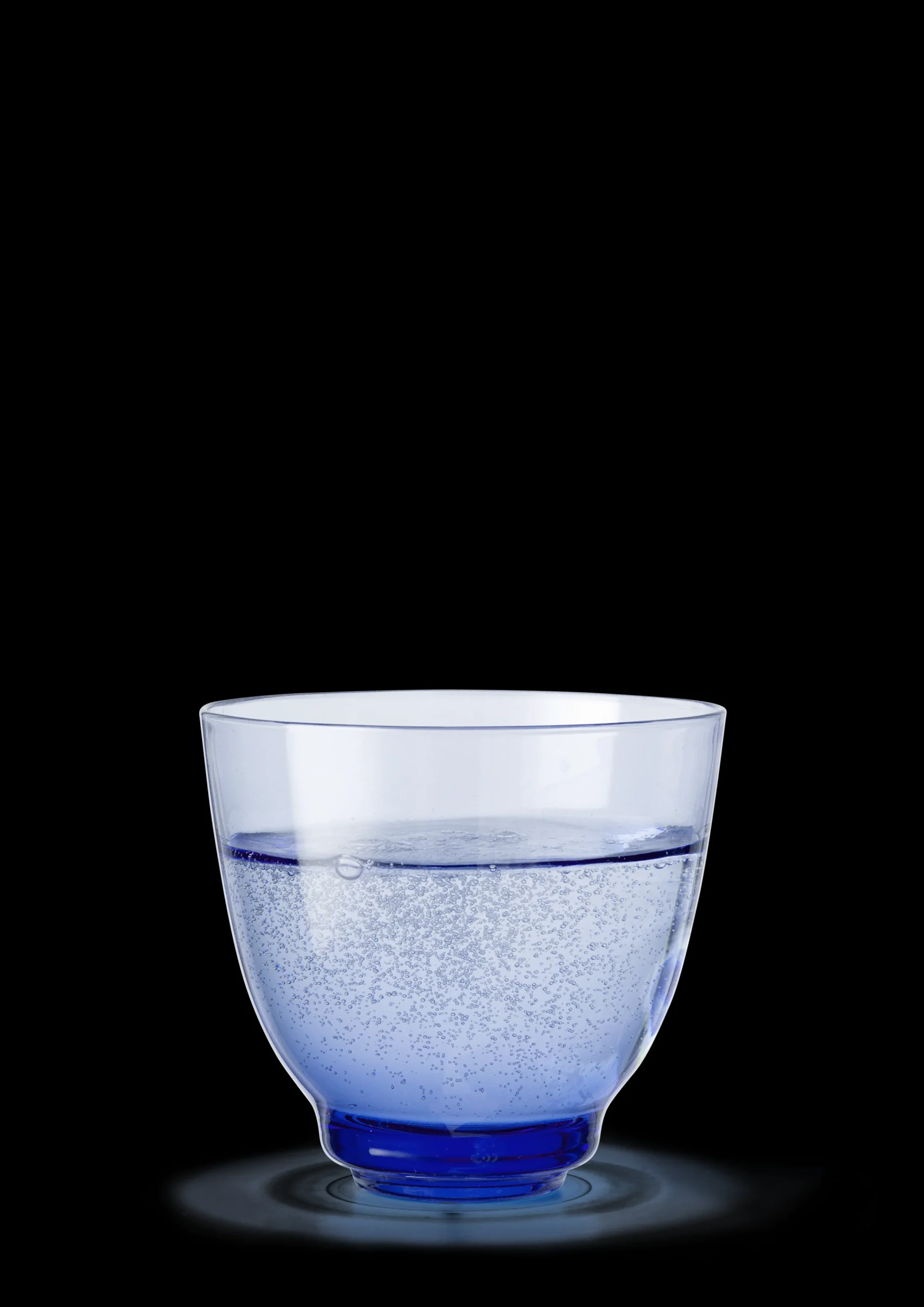 Discount Flow Vandglas 35 cl mørk blå | Køb hos os Vandglas