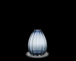 Vase H34 cm i blå fra serien 2Lip | Køb her Vaser & Urtepotteskjulere