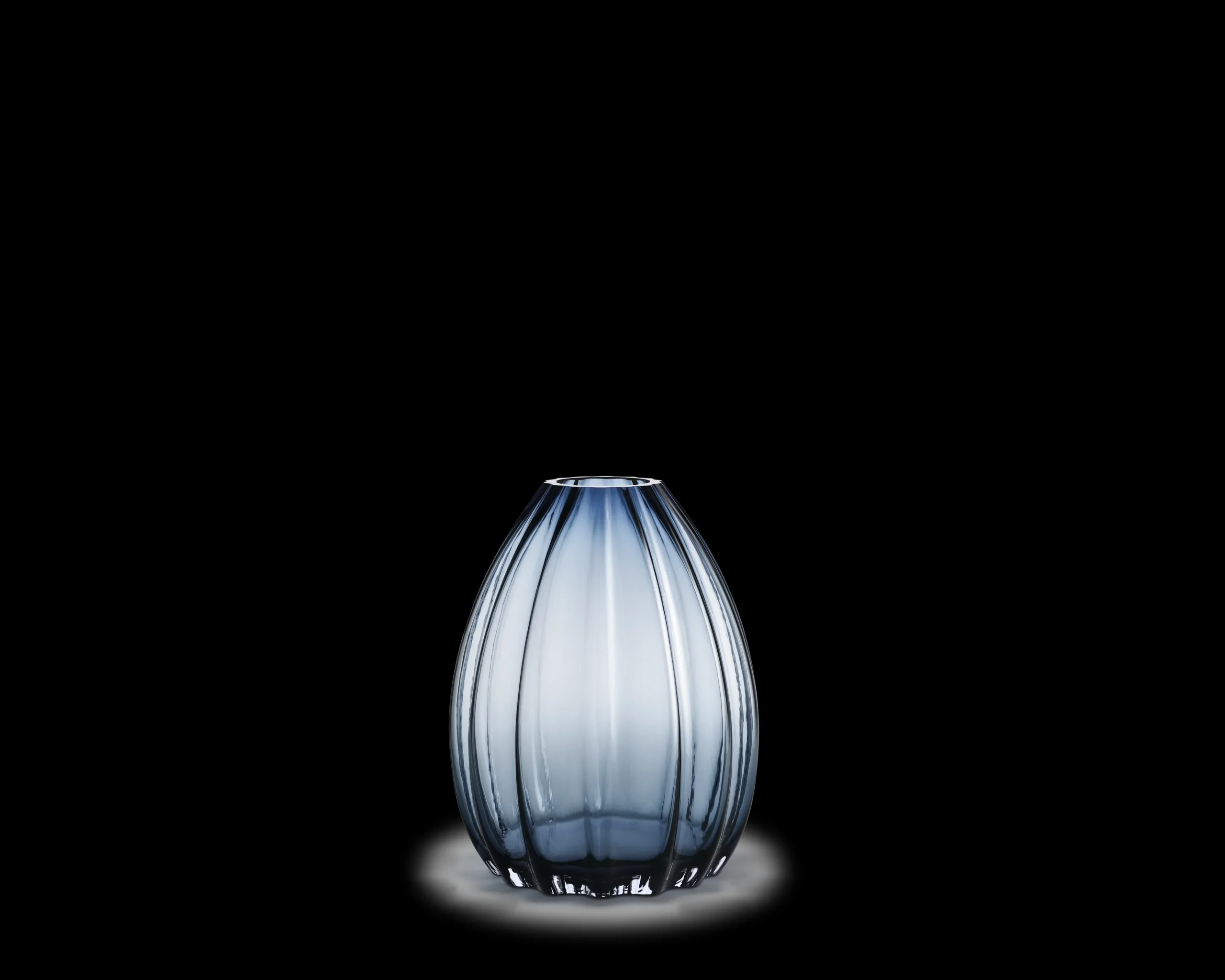 Vase H34 cm i blå fra serien 2Lip | Køb her Vaser & Urtepotteskjulere