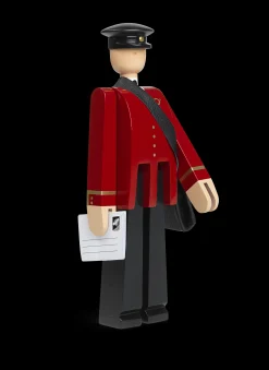 Clearance Postmand H20 cm i sort fra serien Figurines Træfigurer & Skulpturer