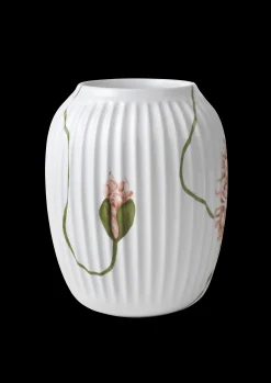 Best Hammershøi Poppy Vase H21 hvid m. deko | Køb her Vaser & Urtepotteskjulere