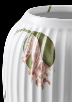 Best Hammershøi Poppy Vase H21 hvid m. deko | Køb her Vaser & Urtepotteskjulere