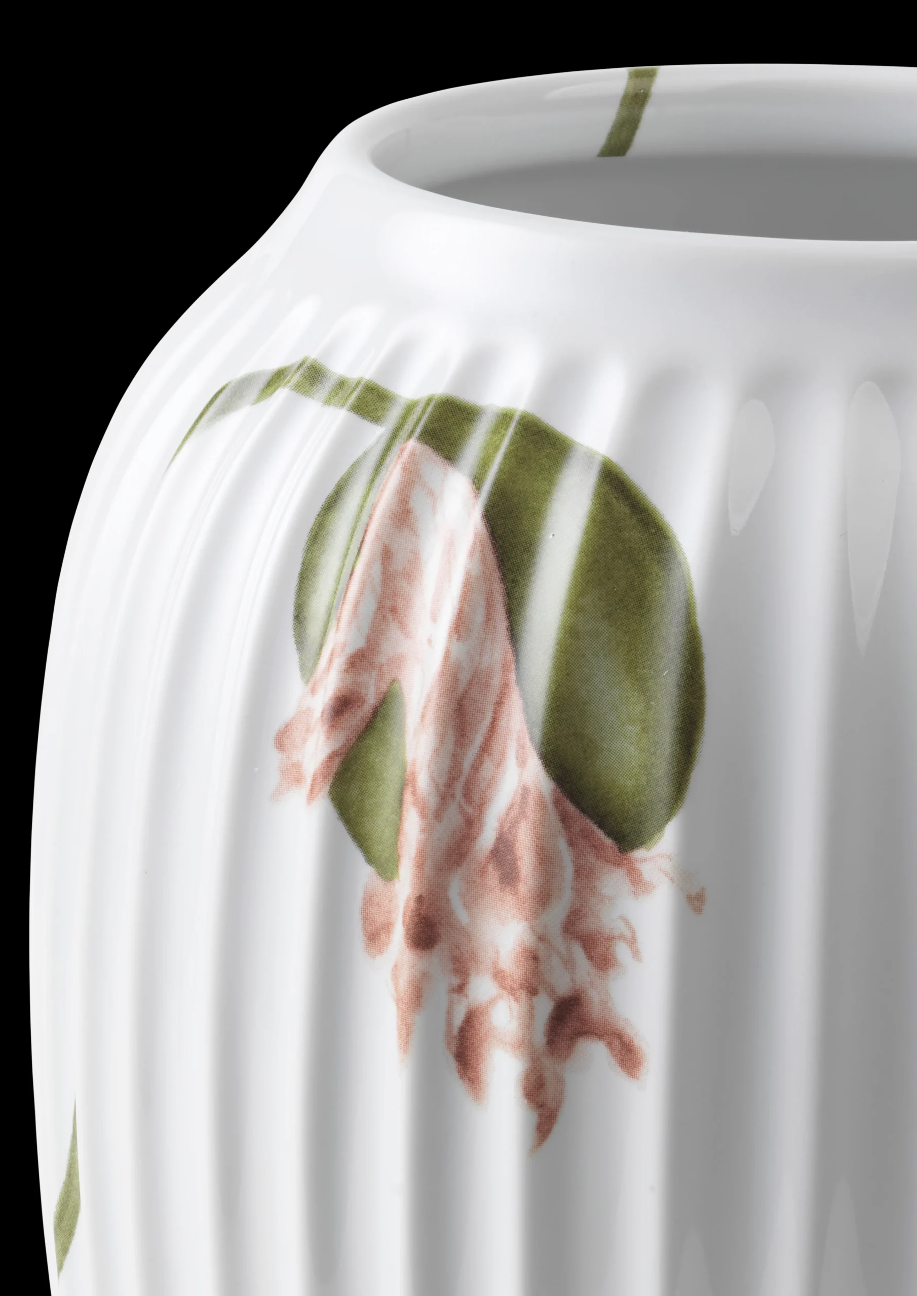 Best Hammershøi Poppy Vase H21 hvid m. deko | Køb her Vaser & Urtepotteskjulere
