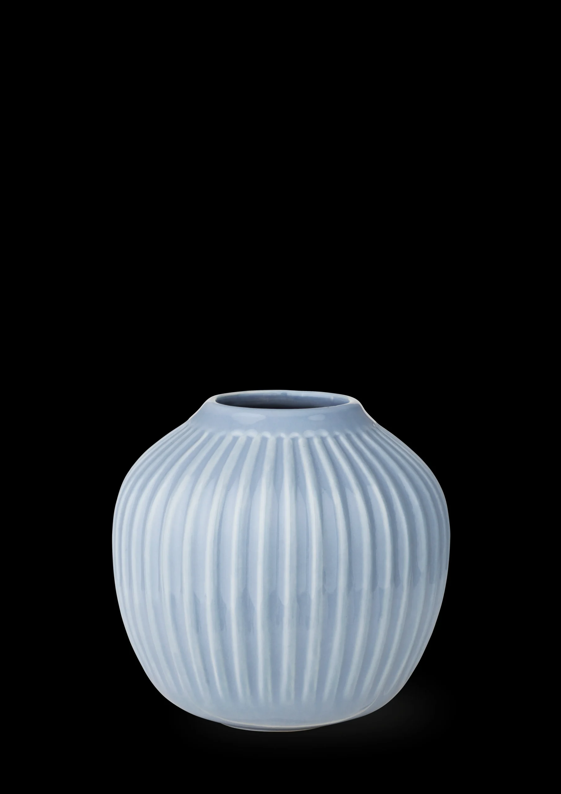New Vase H13 cm i blå fra serien Hammershøi | Køb her Vaser & Urtepotteskjulere