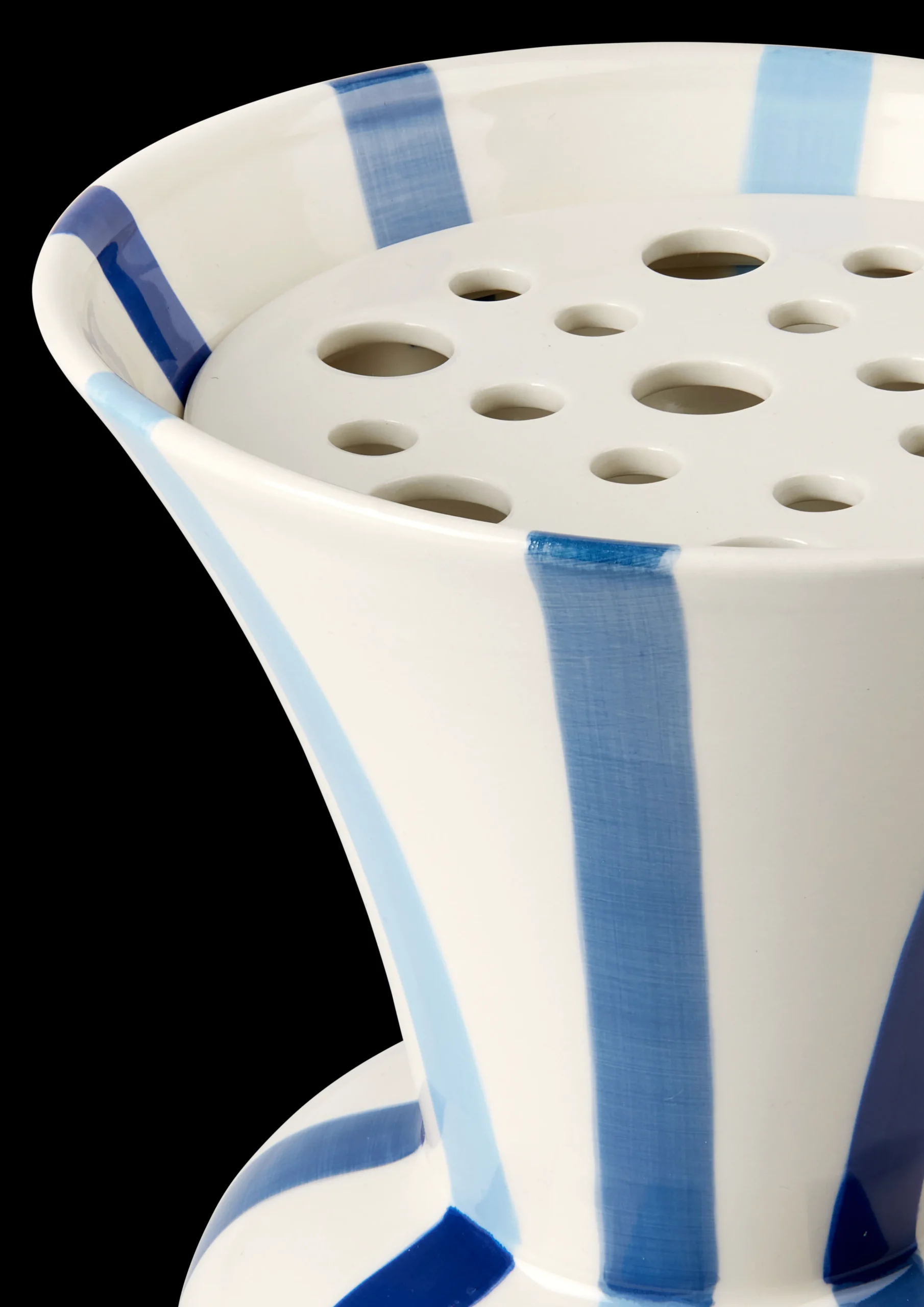 Hot Vase H20 cm i blå fra serien Signature | Køb her Vaser & Urtepotteskjulere