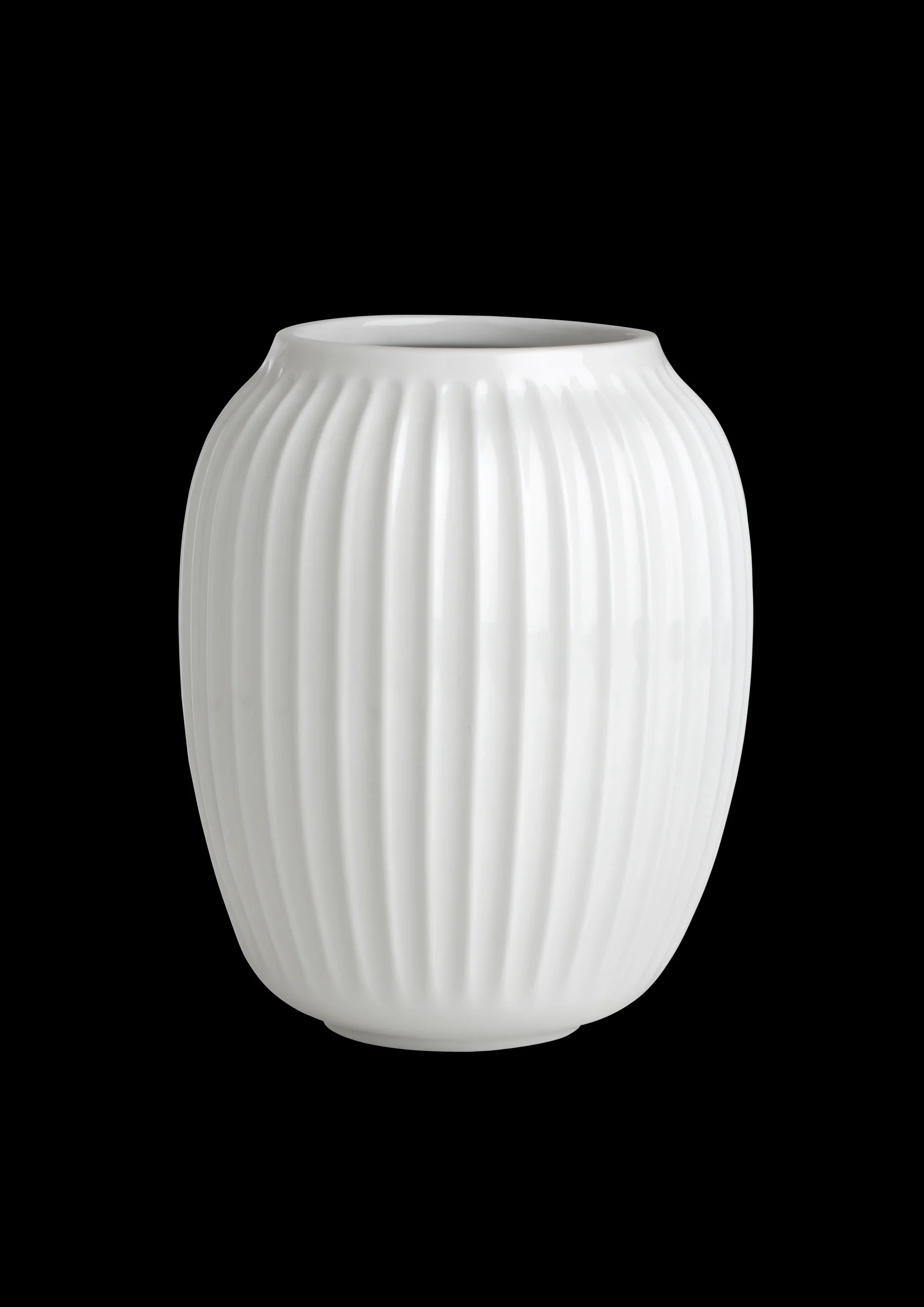 Clearance Vase H21 cm i hvid fra serien Hammershøi | Køb her Vaser & Urtepotteskjulere