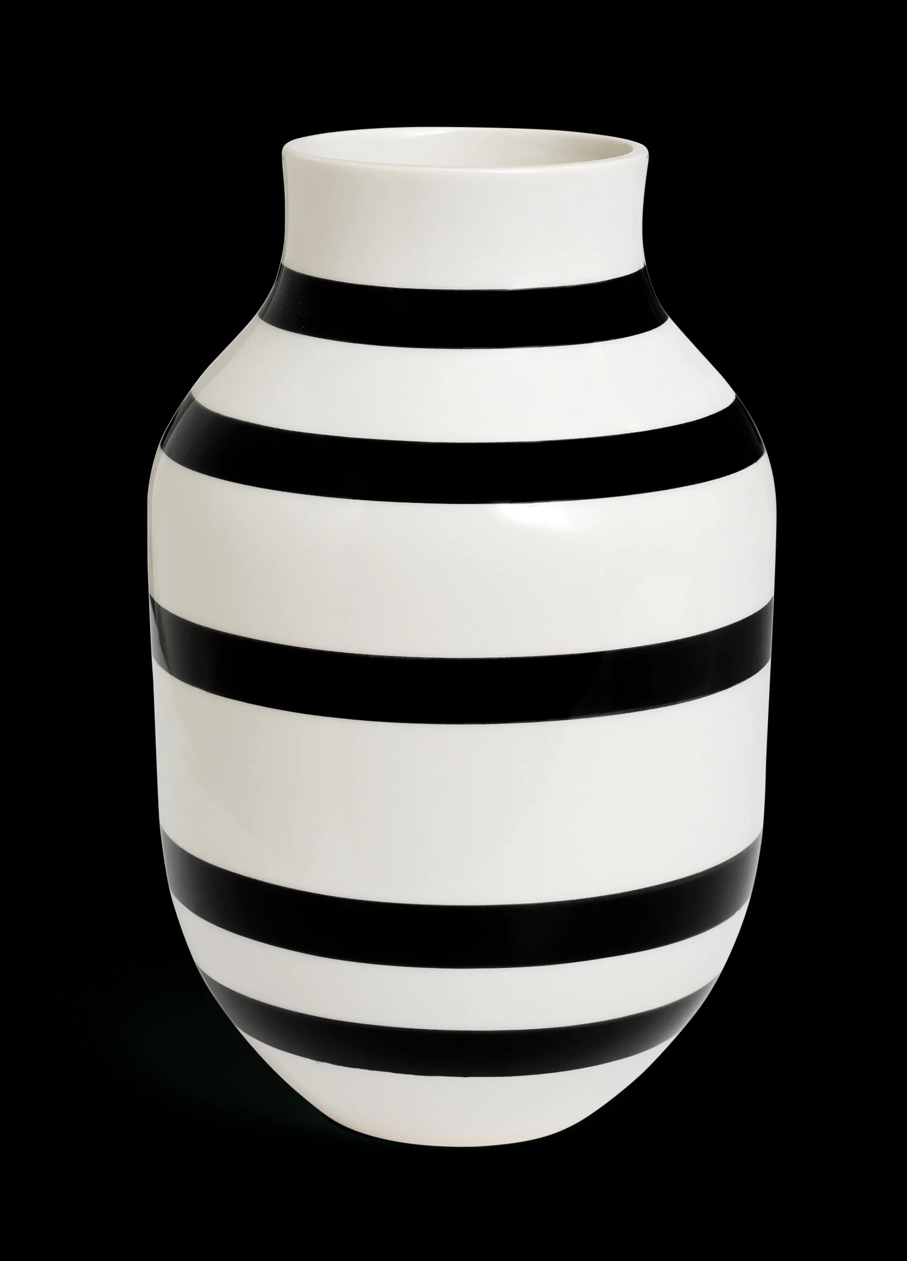 Clearance Vase H31 cm i sort fra serien Omaggio | Køb her Vaser & Urtepotteskjulere