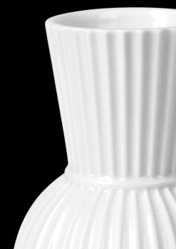 Online Lyngby Tura Vase H18 hvid porcelæn | Køb her Vaser & Urtepotteskjulere