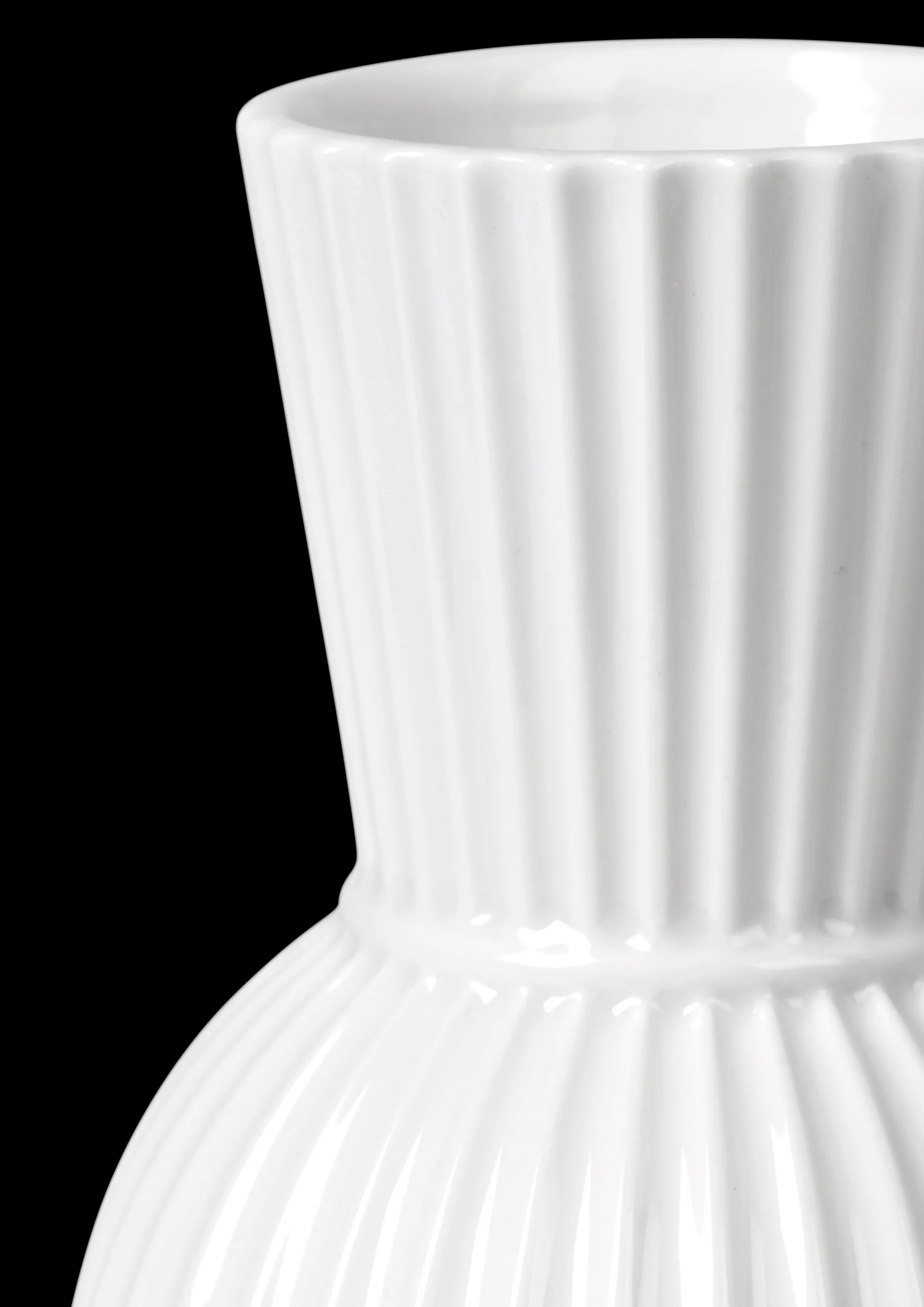 Online Lyngby Tura Vase H18 hvid porcelæn | Køb her Vaser & Urtepotteskjulere