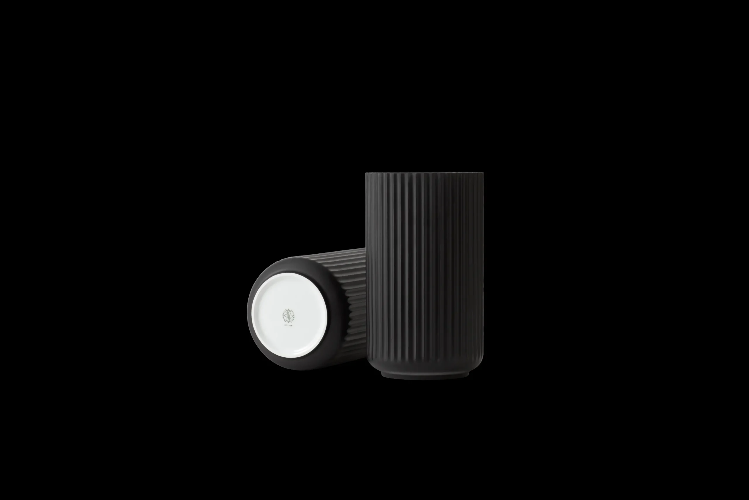 Discount Lyngby Vase H31 sort porcelæn | Køb her Vaser & Urtepotteskjulere