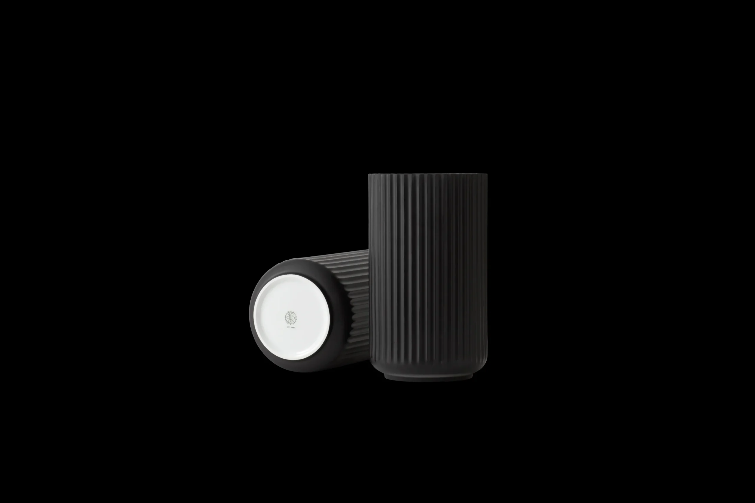Lyngby Vase H20.5 sort porcelæn | Køb her Vaser & Urtepotteskjulere
