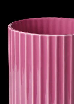 Best Lyngby Vase H20.5 cm lilla porcelæn | Køb nu Vaser & Urtepotteskjulere