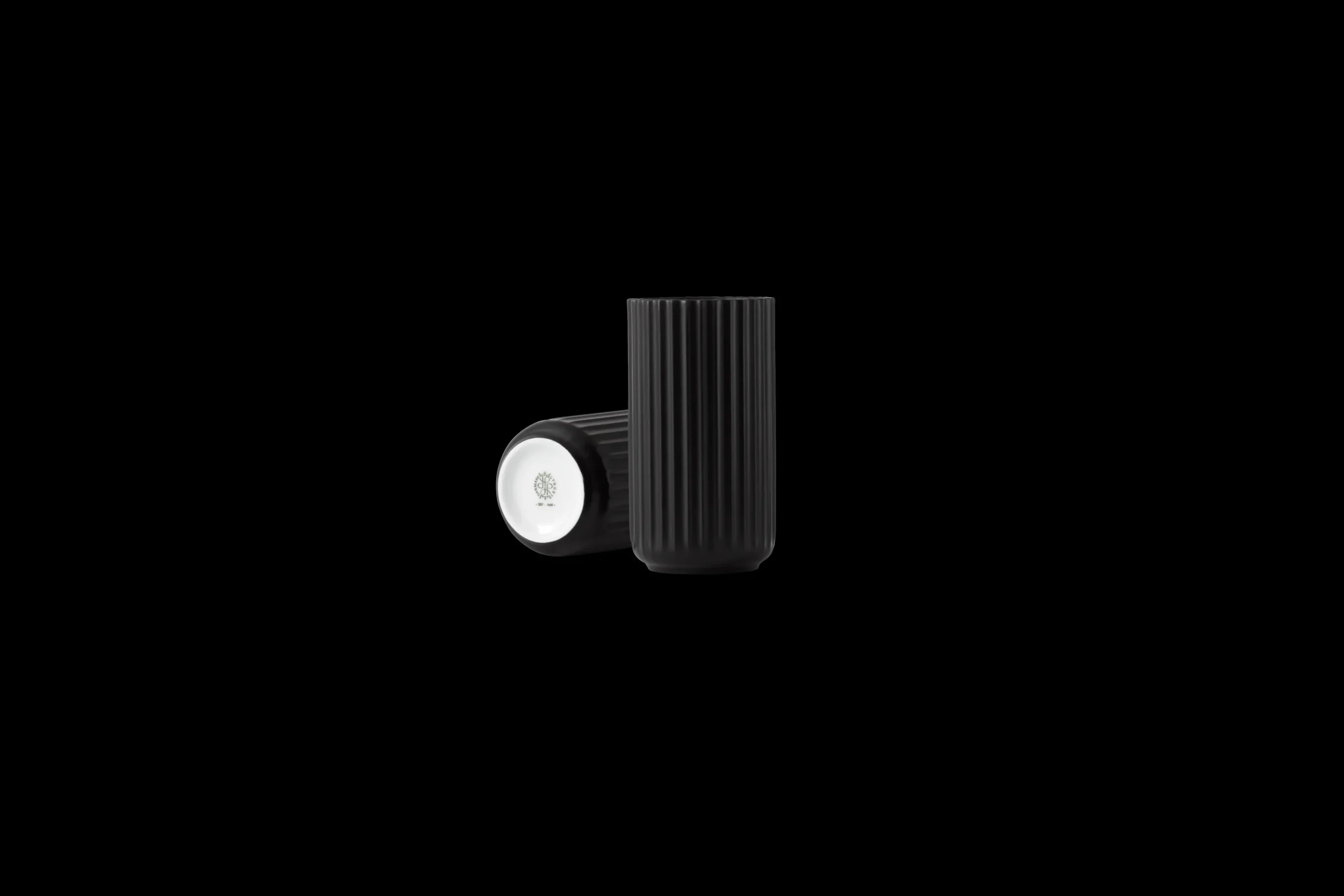 Online Lyngby Vase H15.5 sort porcelæn | Køb her Vaser & Urtepotteskjulere