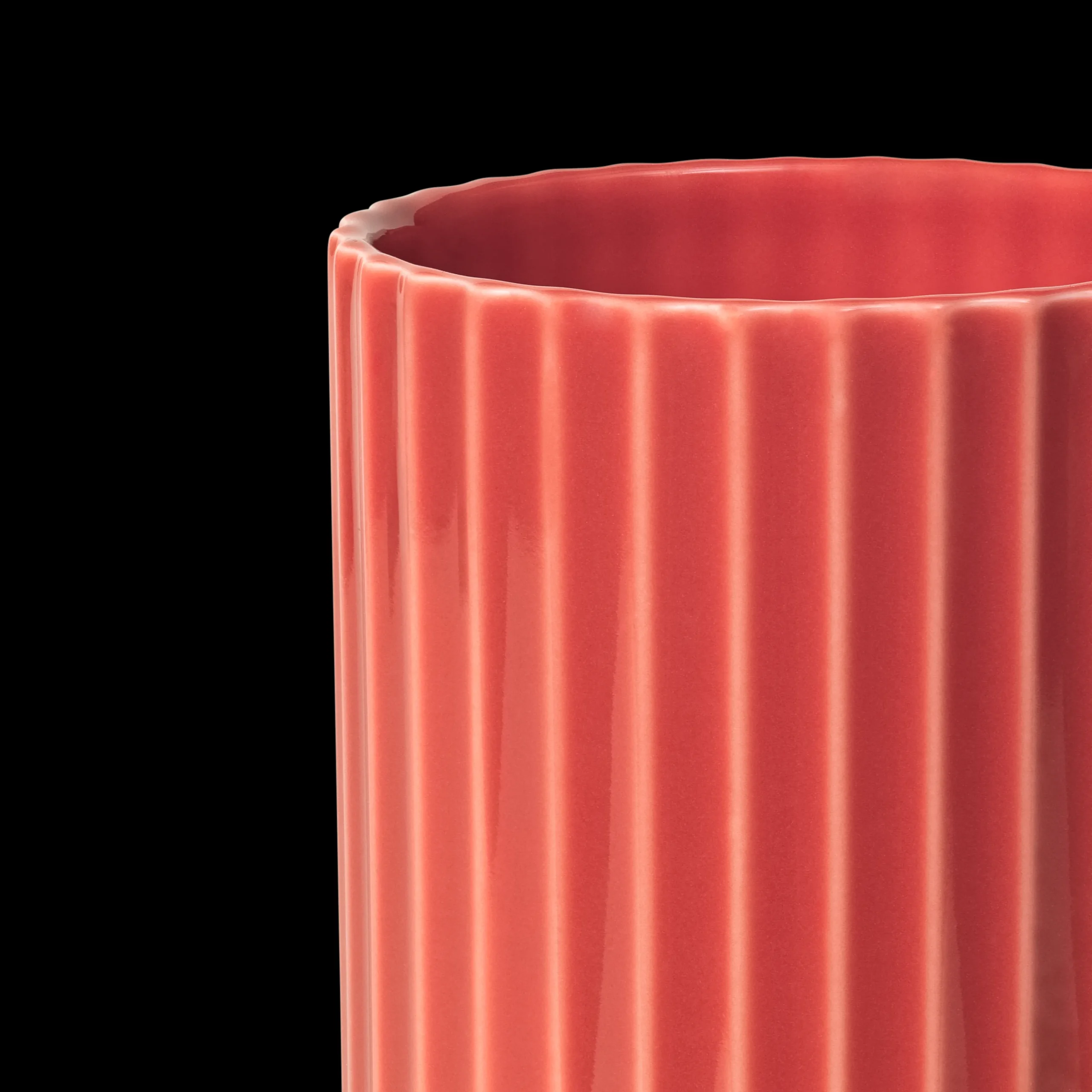 Sale Lyngby Vase H15.5 cm rød porcelæn | Køb nu Vaser & Urtepotteskjulere