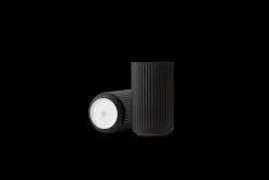 Online Lyngby Vase H25 sort porcelæn | Køb her Vaser & Urtepotteskjulere