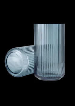 Best Vase H31 cm i blå fra serien Lyngby Vaser & Urtepotteskjulere
